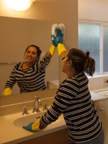 cleaning-the-mirror